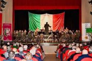Attesa per il concerto della fanfara della Brigata Alpina Taurinense